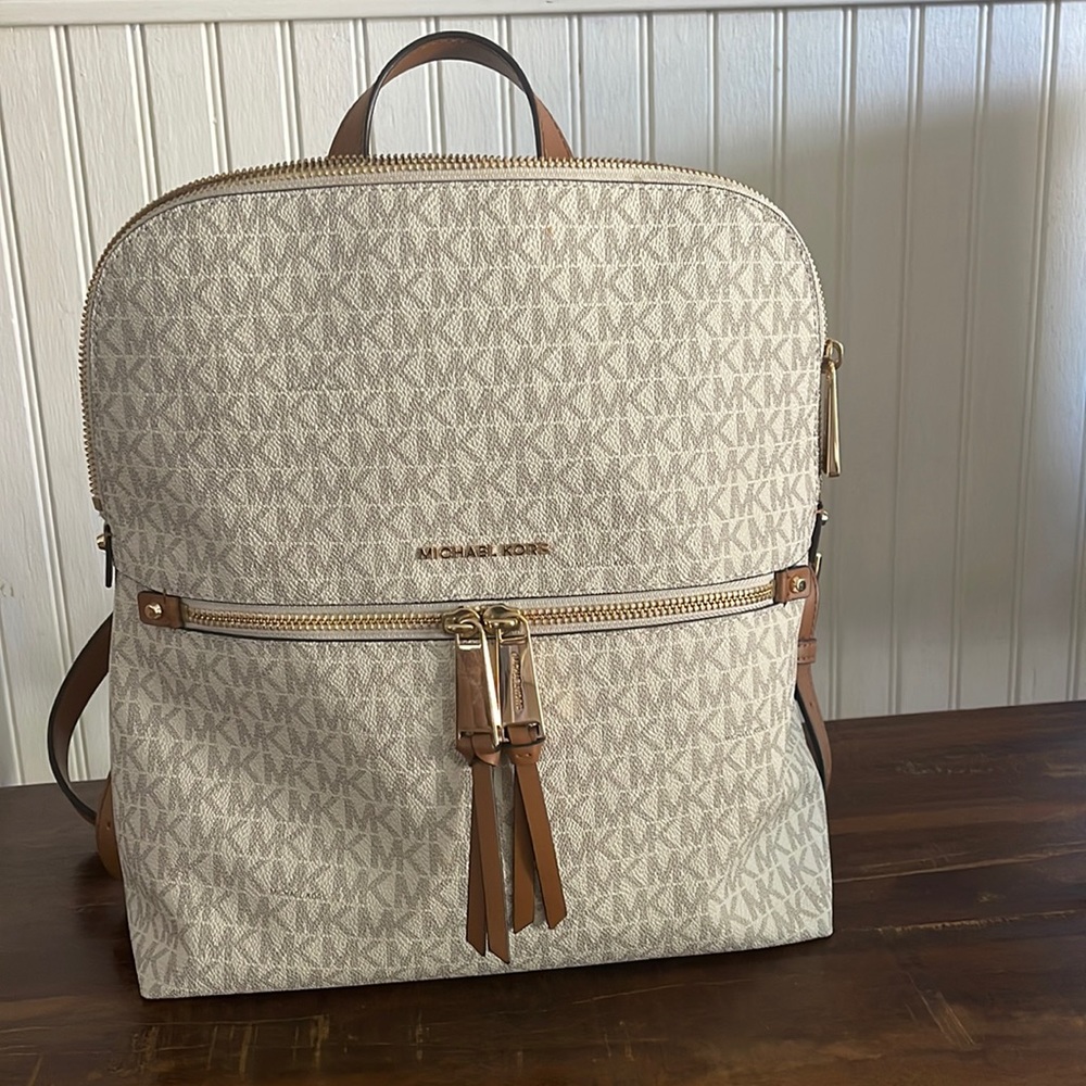 Michael Kors Dallas Medium Backpack white and brown